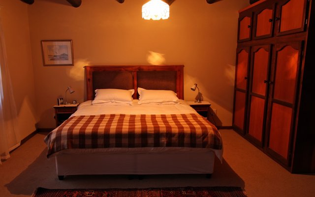 Main Bedroom (Downstairs) Main Bedroom (Downstairs)